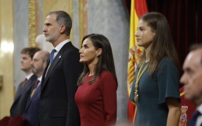 ¿Quiénes son los poderes públicos España?